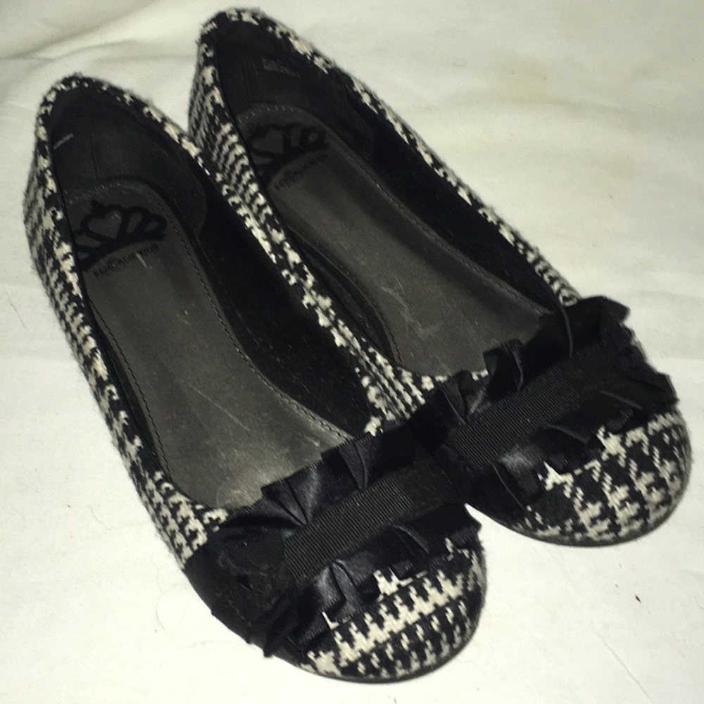 🆕🆕 Black and white flats